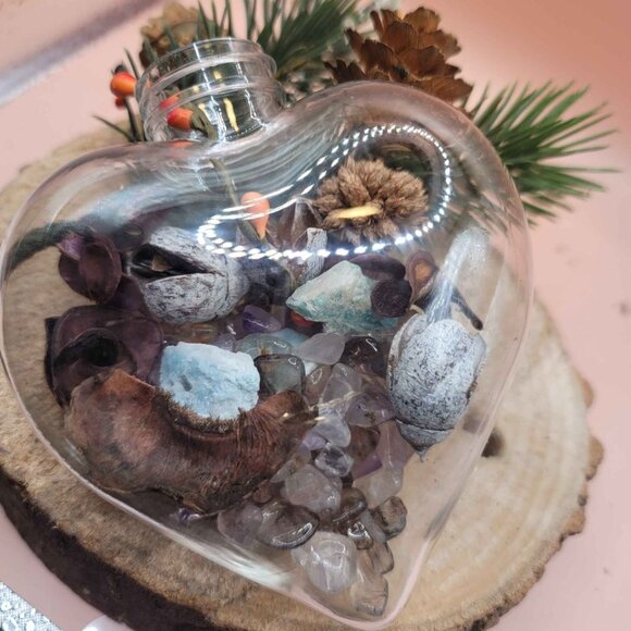 Nature Mixed Crystal Stone Filled Heart Shape Hanging Decor - Picture 6 of 10